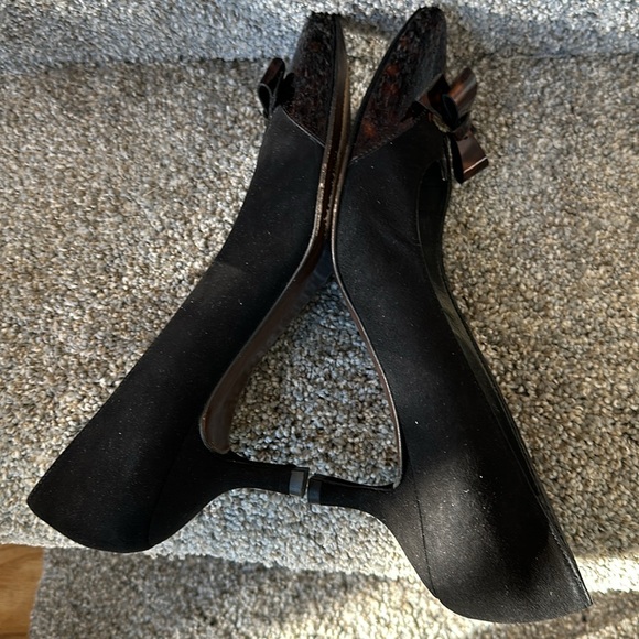 Stuart Whitman “Daydream” Black Suede Kitten Heel Pumps - Picture 7 of 11